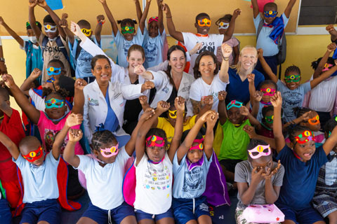 Group of children with UM students 